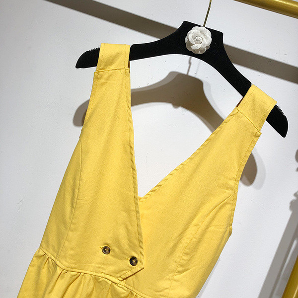 Rochie cu decolteu în V adânc și bretele largi