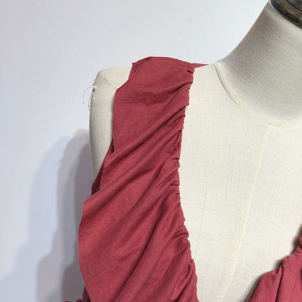 Rochie cu decolteu în V adânc și legături în talie