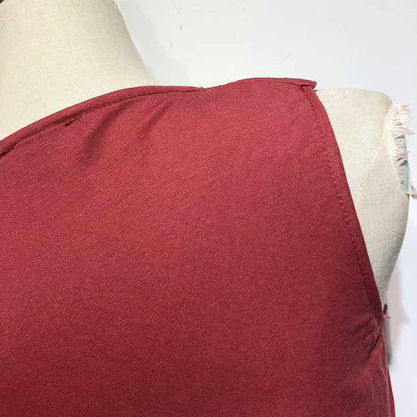 Rochie cu decolteu în V adânc și legături în talie