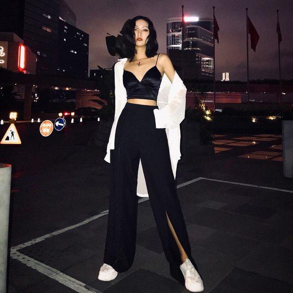 Bustieră de damă de ultimă generație de culoare neagră cu bretele subțiri