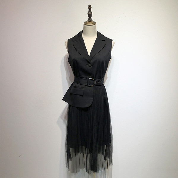 Rochie modernă cu guler clasic și tul negru