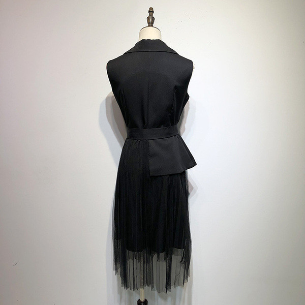 Rochie modernă cu guler clasic și tul negru