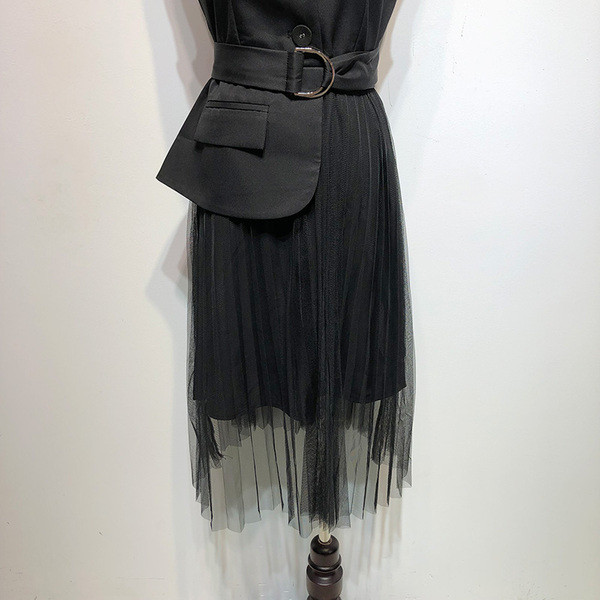 Rochie modernă cu guler clasic și tul negru