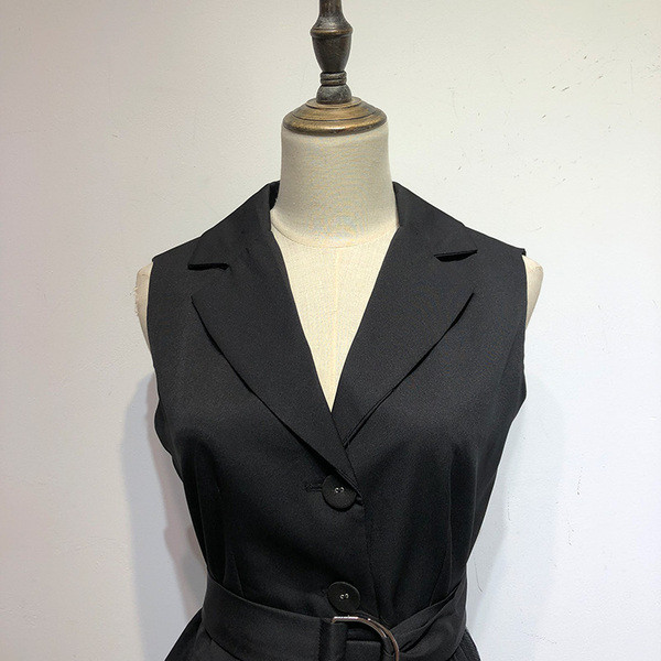 Rochie modernă cu guler clasic și tul negru