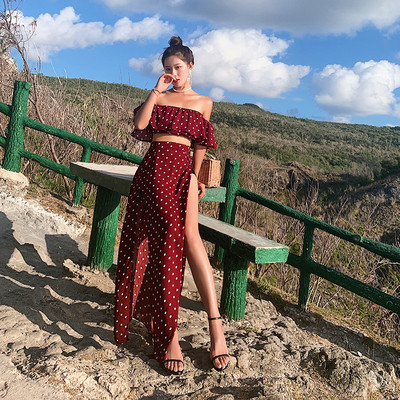 Κομψό γυναικείο σετ με κόκκινη  μακρύ φούστα  και κοντό αμάνικο