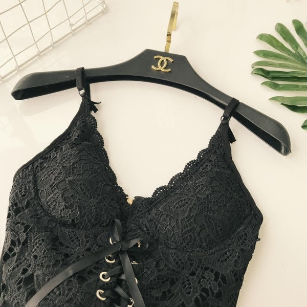 Bustieră modernă din dantelă pentru femei în alb și negru