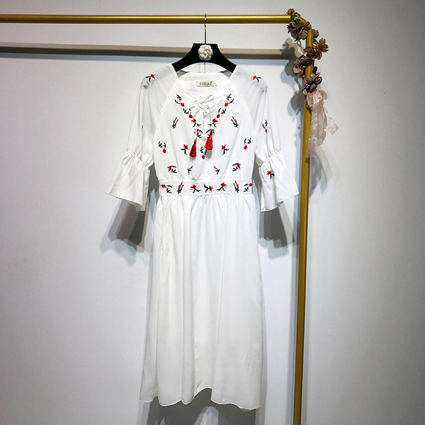 Rochie lunga alba cu maneci 3/4 si broderie