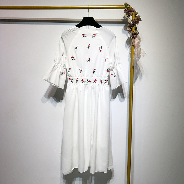 Rochie lunga alba cu maneci 3/4 si broderie