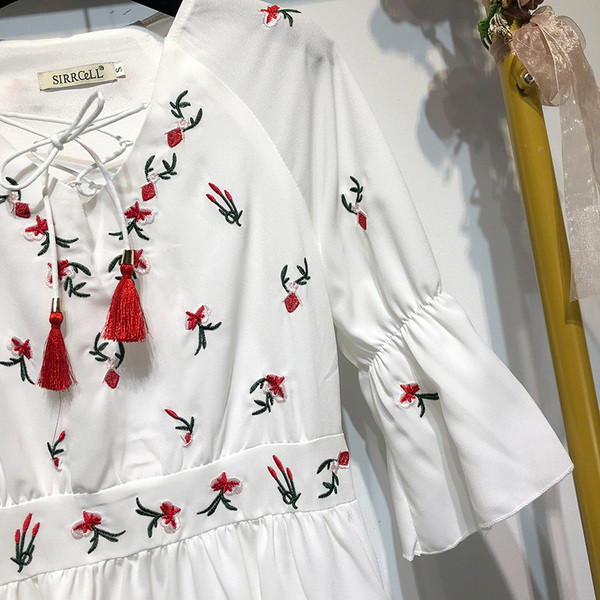 Rochie lunga alba cu maneci 3/4 si broderie