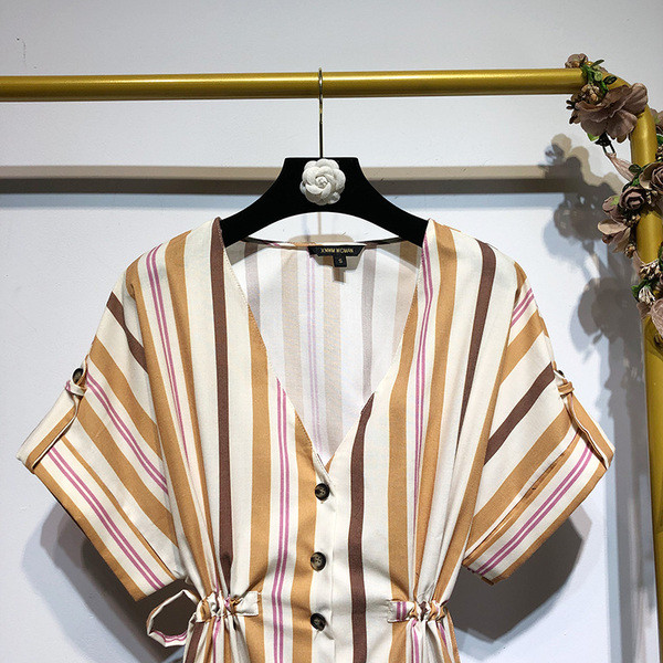 Rochie lungă în dungi, cu legături în talie și mâneci scurte