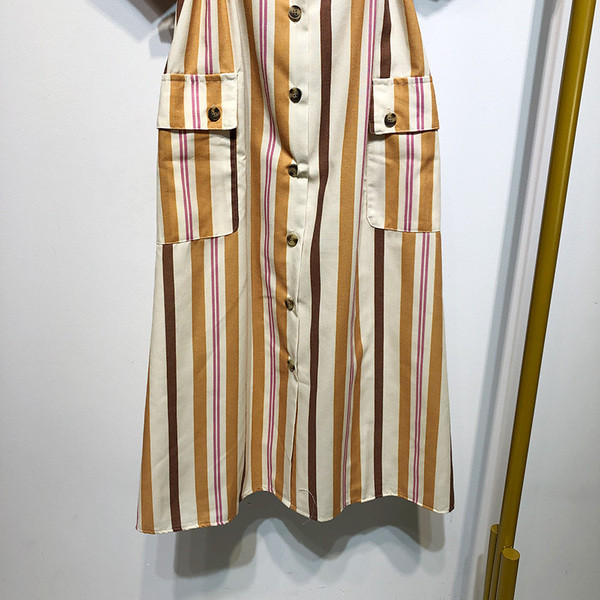 Rochie lungă în dungi, cu legături în talie și mâneci scurte