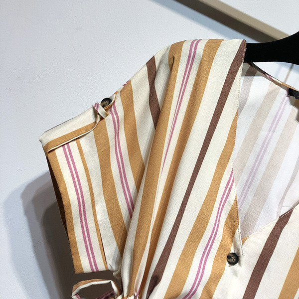 Rochie lungă în dungi, cu legături în talie și mâneci scurte