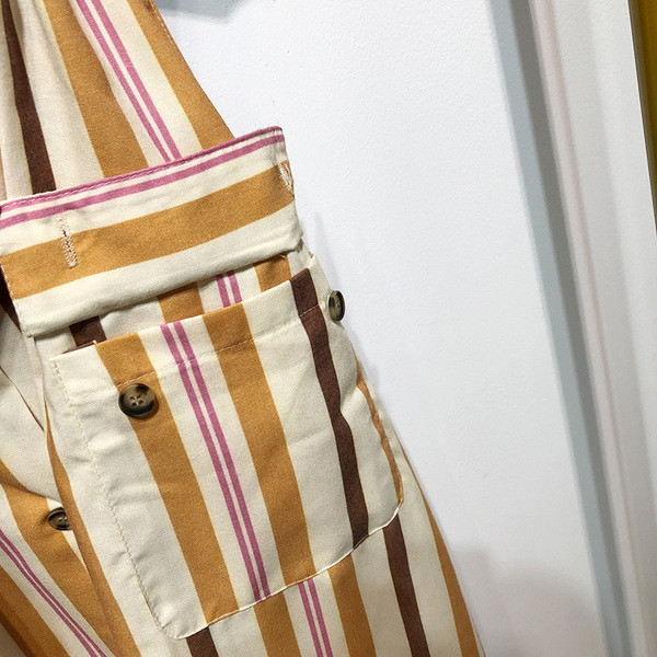 Rochie lungă în dungi, cu legături în talie și mâneci scurte