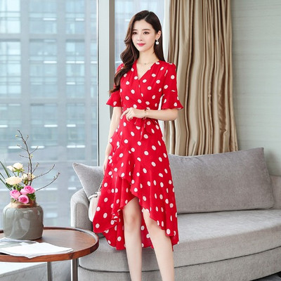 Rochie actuală de damă cu buline în roșu și negru