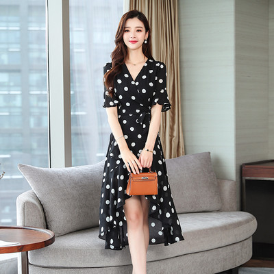 Rochie actuală de damă cu buline în roșu și negru