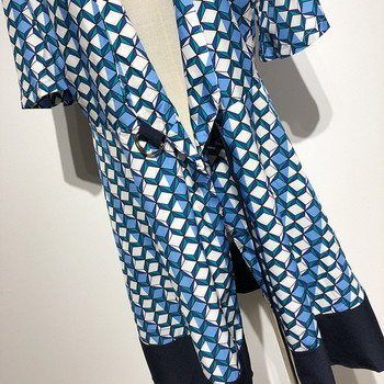 Rochie cu decolteu în V și mâneci scurte cu model