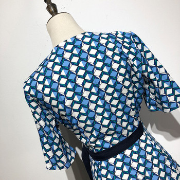 Rochie cu decolteu în V și mâneci scurte cu model