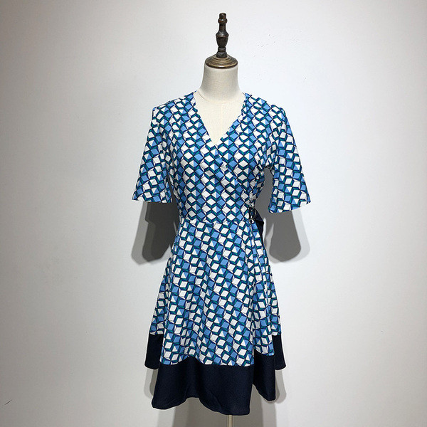 Rochie cu decolteu în V și mâneci scurte cu model