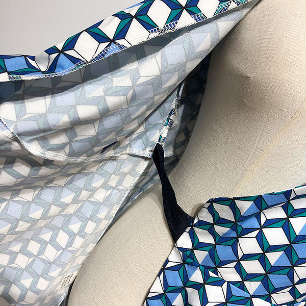 Rochie cu decolteu în V și mâneci scurte cu model