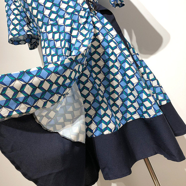 Rochie cu decolteu în V și mâneci scurte cu model