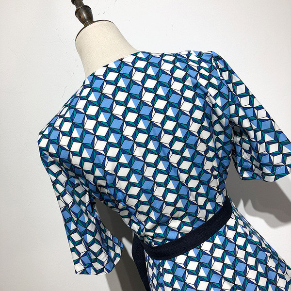 Rochie cu decolteu în V și mâneci scurte cu model