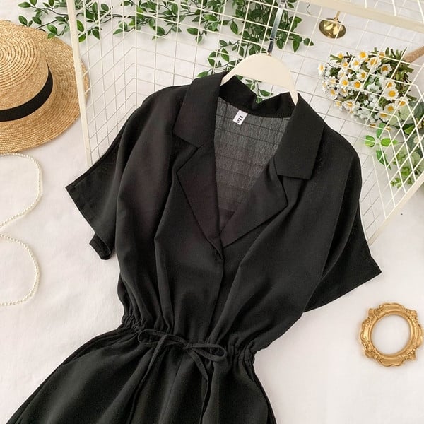 Salopeta scurta de dama de culoare neagra si guler