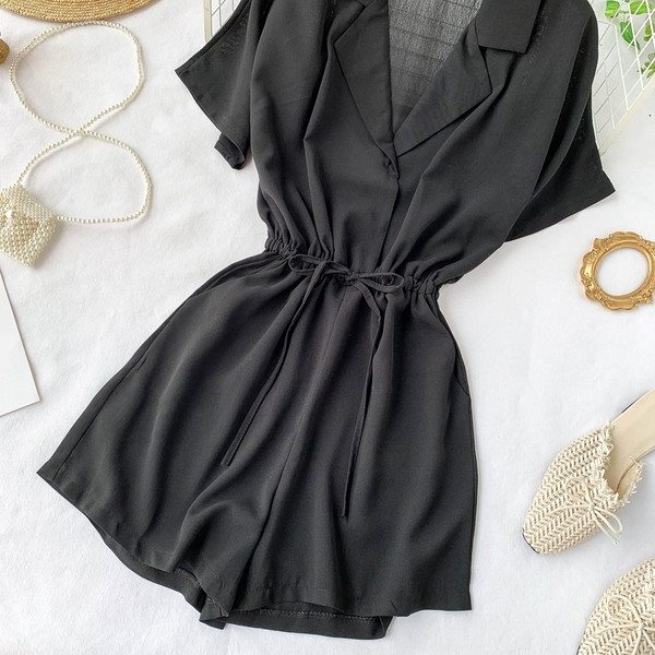 Salopeta scurta de dama de culoare neagra si guler