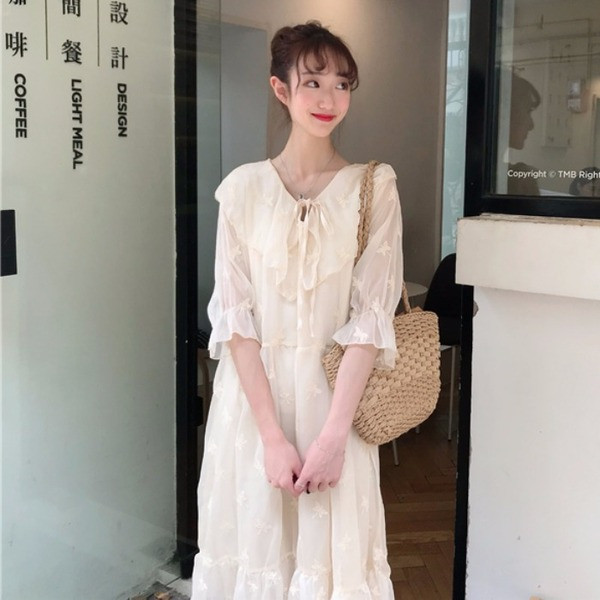 Rochie lungă de damă modernă de culoare albă