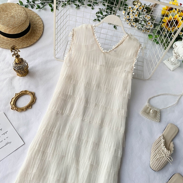 Rochie modernă de damă cu decolteu în V în alb