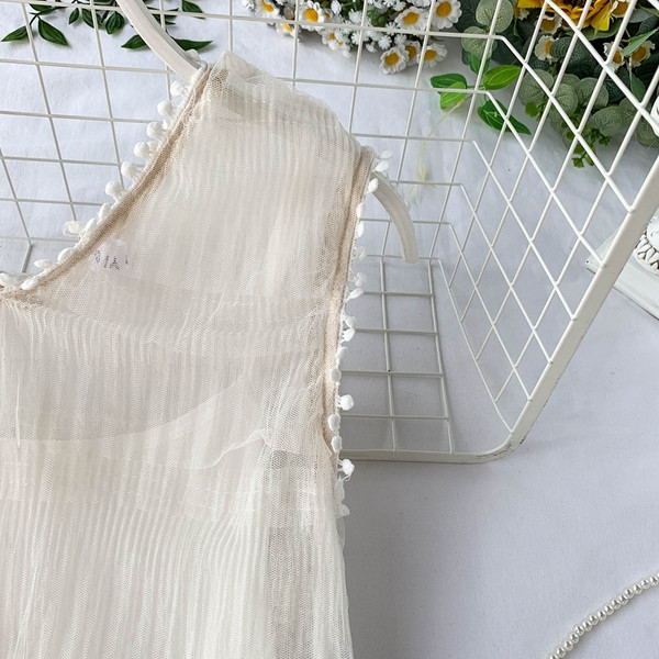 Rochie modernă de damă cu decolteu în V în alb