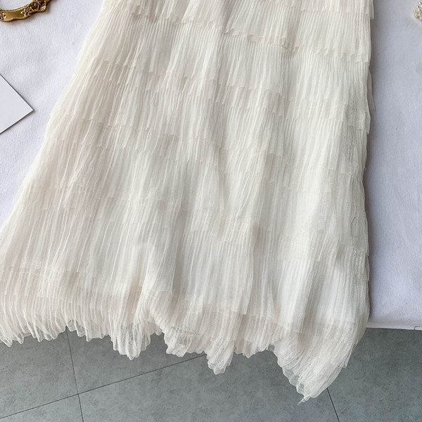 Rochie modernă de damă cu decolteu în V în alb