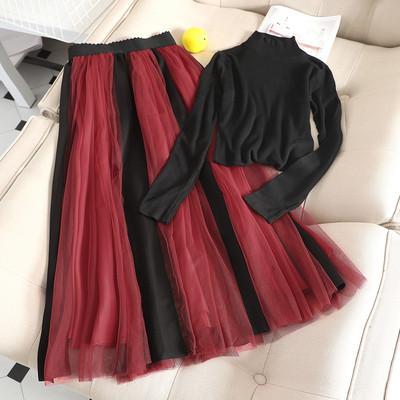 Set modern de dama care include un tricou si o fusta cu tul in doua modele