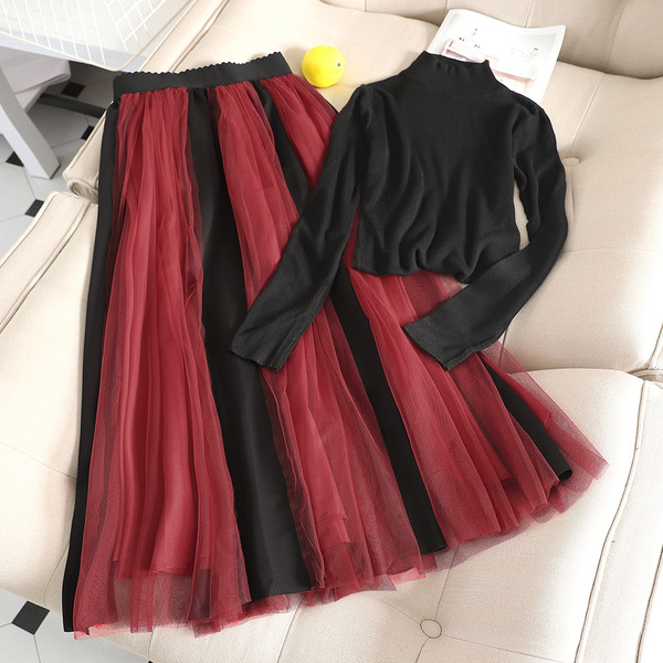 Set modern de dama care include un tricou si o fusta cu tul in doua modele