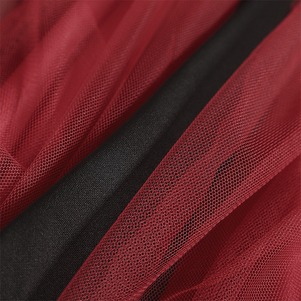 Set modern de dama care include un tricou si o fusta cu tul in doua modele