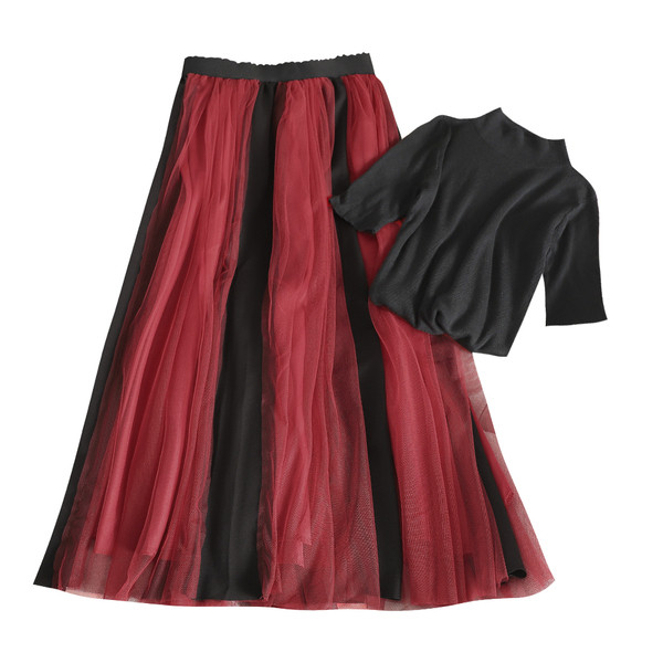 Set modern de dama care include un tricou si o fusta cu tul in doua modele