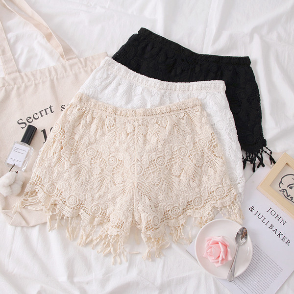 Pantaloni scurți moderni de damă în bej, alb și negru