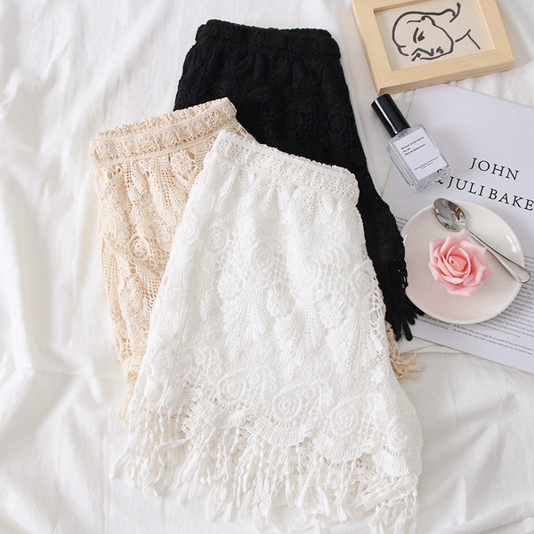 Pantaloni scurți moderni de damă în bej, alb și negru