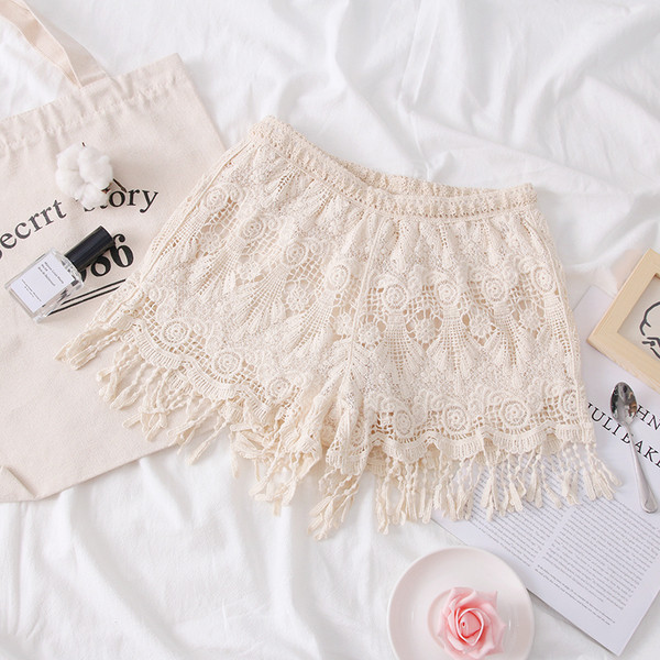 Pantaloni scurți moderni de damă în bej, alb și negru