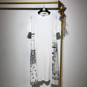 Rochie albă de damă cu decolteu oval și mâneci scurte