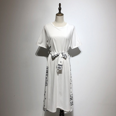 Rochie albă de damă cu decolteu oval și mâneci scurte