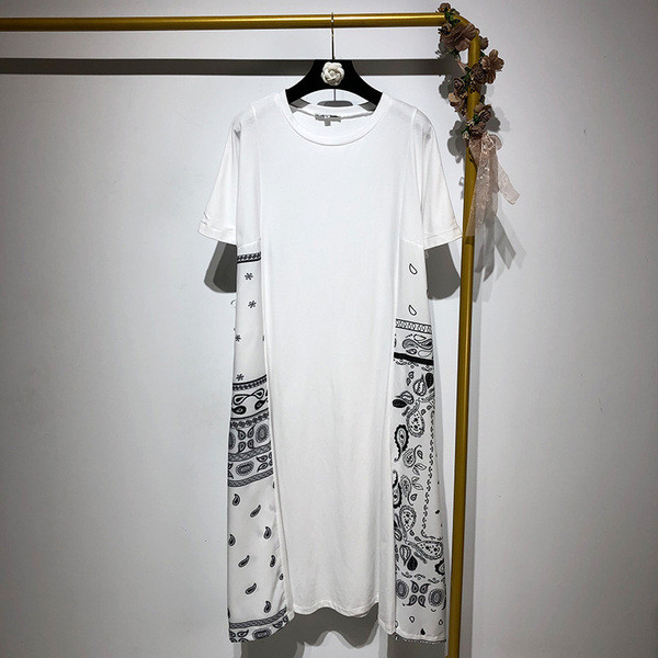 Rochie albă de damă cu decolteu oval și mâneci scurte