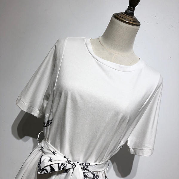 Rochie albă de damă cu decolteu oval și mâneci scurte