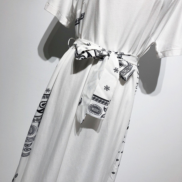 Rochie albă de damă cu decolteu oval și mâneci scurte