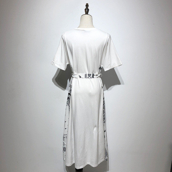 Rochie albă de damă cu decolteu oval și mâneci scurte