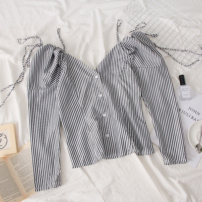 Cămașă modernă de damă în dungi cu decolteu în V în albastru și negru