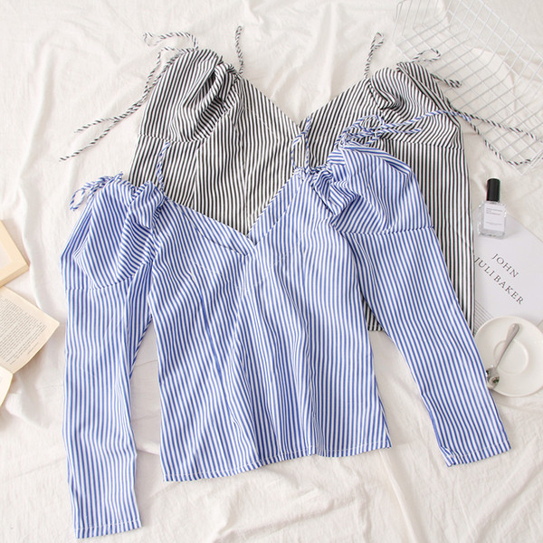 Cămașă modernă de damă în dungi cu decolteu în V în albastru și negru