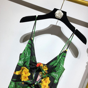 Rochie cu decolteu în V adânc și bretele