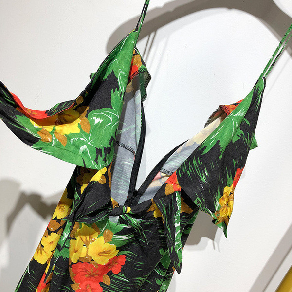 Rochie cu decolteu în V adânc și bretele