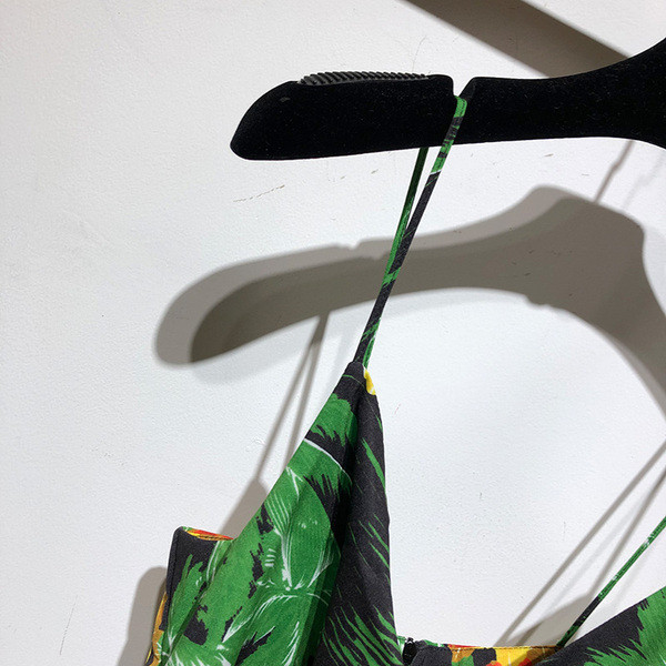 Rochie cu decolteu în V adânc și bretele