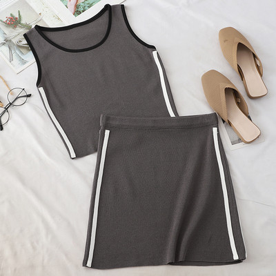 Set sport și casual pentru femei, care include un maiou și o fustă în mai multe culori